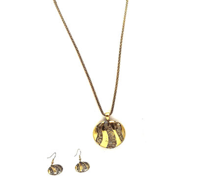 Collar con Medallón y Aros