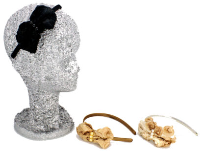 Vincha Metal Forrada con Moño y Perlas - Imagen 2