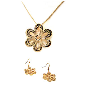 Collar con Medallón y Aros